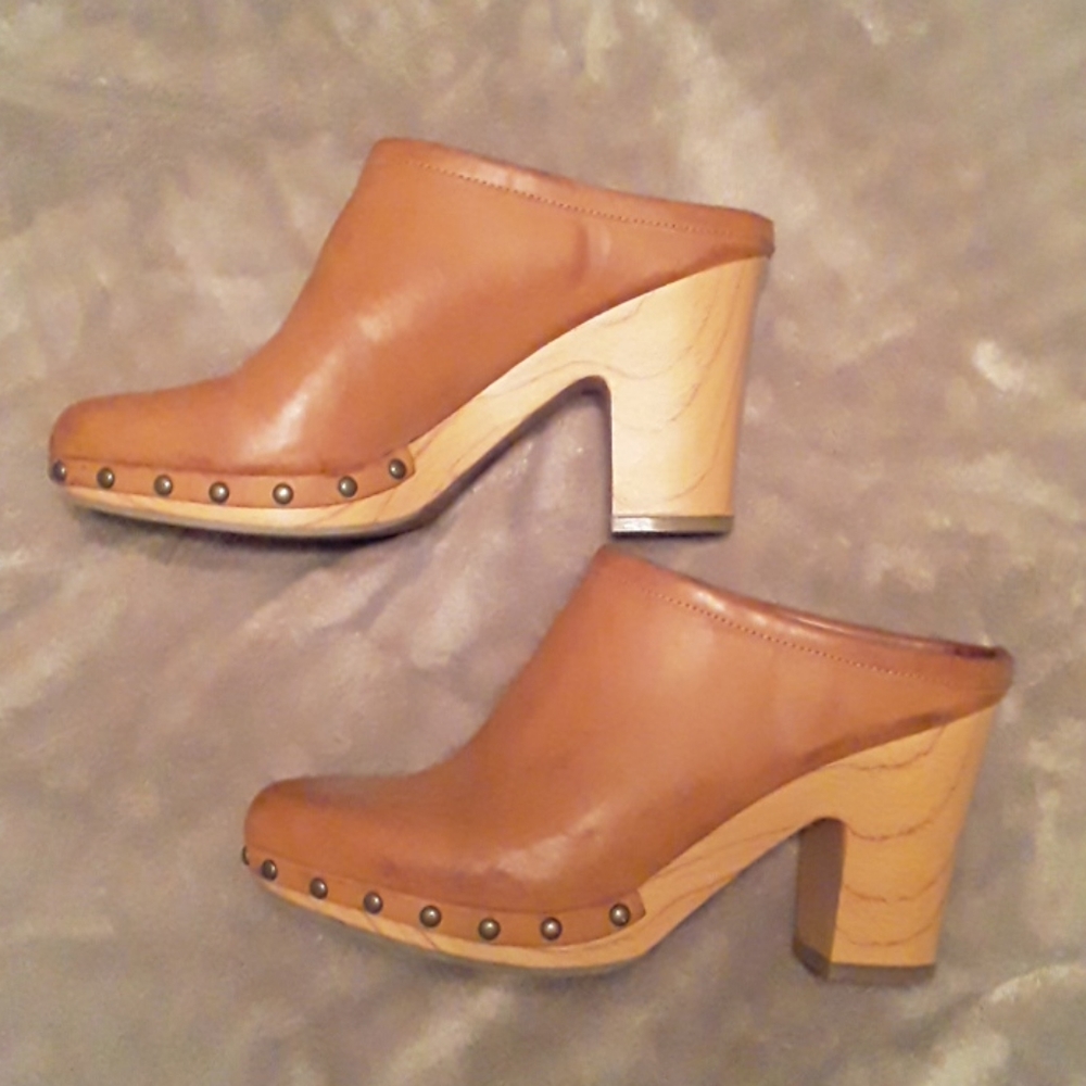 Heeled clogs